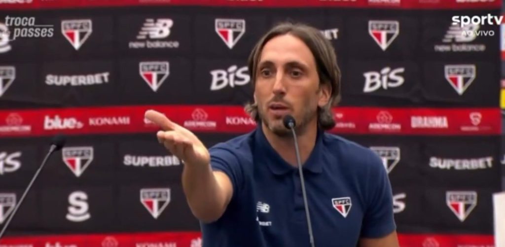 Tensión en el campo y molestia en la conferencia: la reacción de Zubeldía tras el empate entre Botafogo y San Pablo
