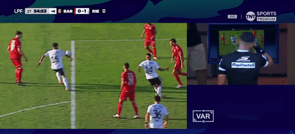 Polémica total en el cierre: penal, VAR y escándalo en Riestra-Barracas